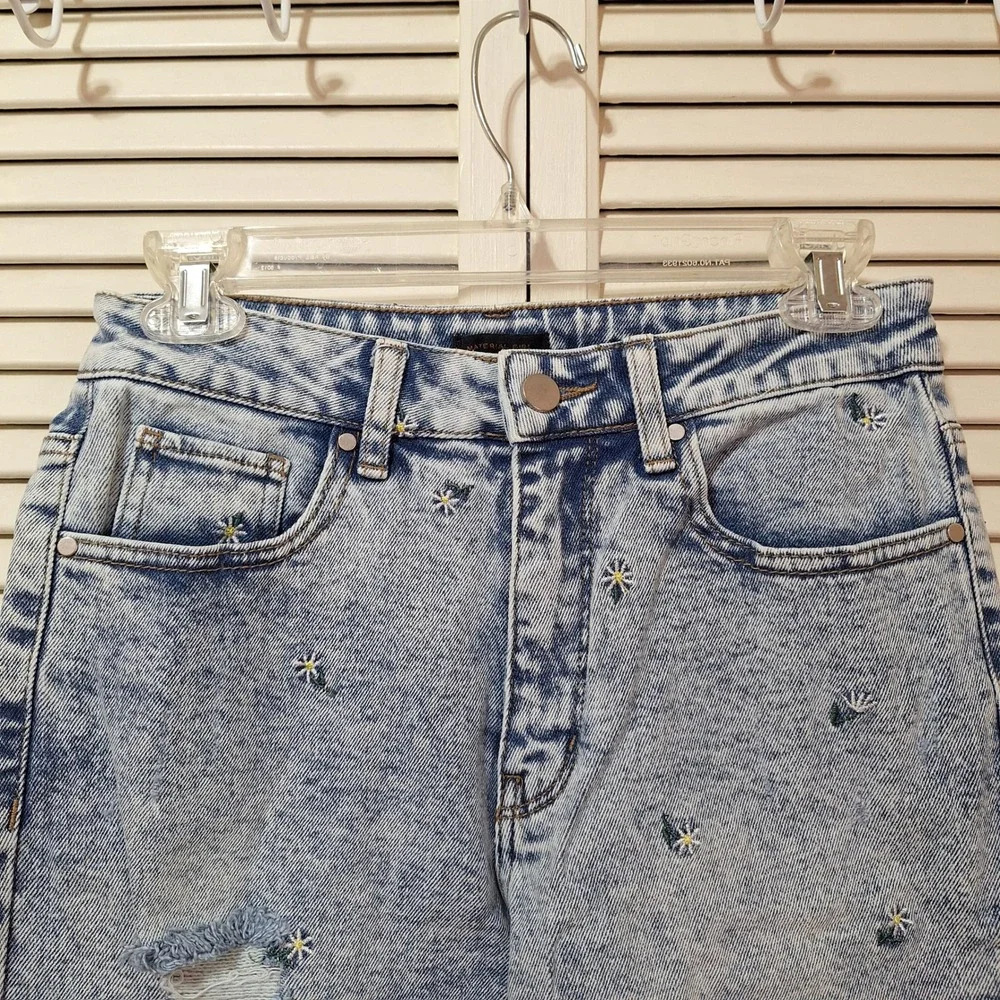Material Girl Light Acid Wash Distressed Daisy Embroidered High Rise Jeans Sz S